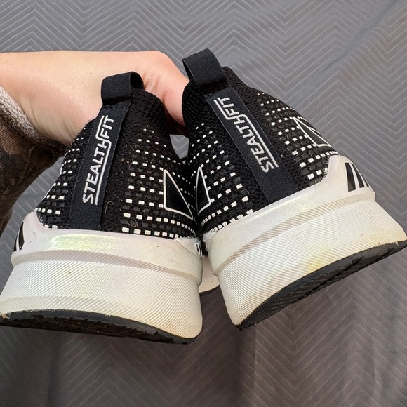 Brooks Women’s Levitate StealthFit GTS 5 Size US 10.5 Black & White - Picture 2 of 9